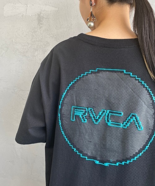 RVCA（ルーカ）の「[RVCA/ルーカ] GLITCH BIT バックプリントTシャツ（Tシャツ/カットソー・レディース・ブラック/ホワイト・L/M）」の2枚目の写真