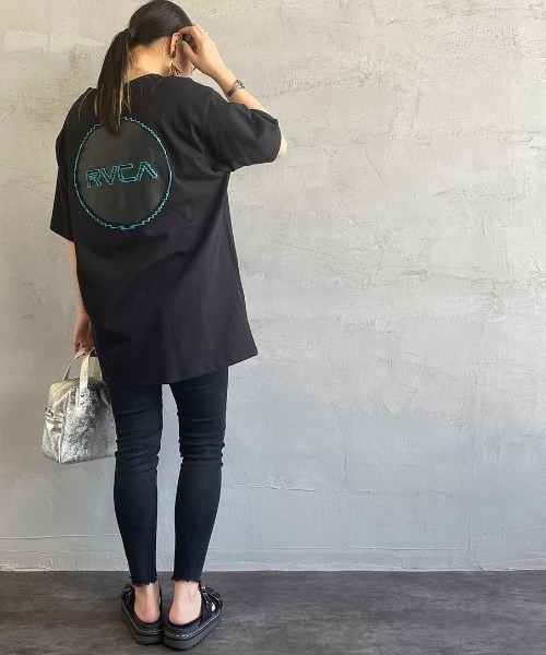 RVCA（ルーカ）の「[RVCA/ルーカ] GLITCH BIT バックプリントTシャツ（Tシャツ/カットソー・レディース・ブラック/ホワイト・L/M）」の21枚目の写真