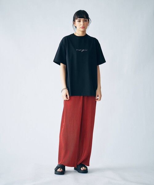 tk.TAKEO KIKUCHI(ティーケータケオキクチ)の「◆凪 × tk.TAKEO KIKUCHI「口紅を塗る女の子」Tシャツ(Tシャツ/カットソー・メンズ・ブラック/オフホワイト/ホワイト系7・01/02/03)」の19枚目の写真