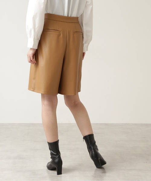NATURAL BEAUTY BASIC（ナチュラルビューティーベーシック）の「フェイクレザーショートパンツ/0171230971（その他パンツ・レディース・キャメル/ブラック・SMALL/MEDIUM）」の9枚目の写真