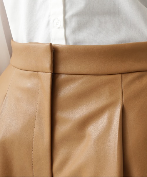 NATURAL BEAUTY BASIC（ナチュラルビューティーベーシック）の「フェイクレザーショートパンツ/0171230971（その他パンツ・レディース・キャメル/ブラック・SMALL/MEDIUM）」の12枚目の写真