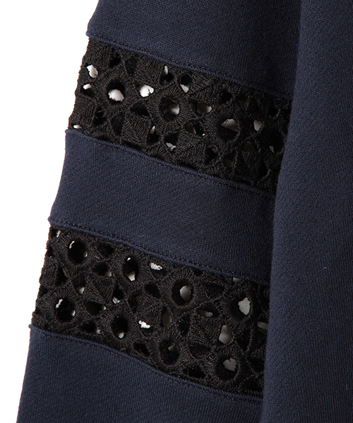 CAROLINA GLASER（カロリナ グレイサー）の「CAROLINA GLASER / レーシーライントップス（スウェット・レディース・クリーム/ネイビー・ONE SIZE）」の7枚目の写真