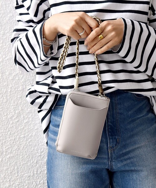 SHIPS any(シップス エニィ)の「【WEB限定】SHIPS any: マルチ モバイル ポシェット(ショルダーバッグ・レディース・ホワイト/ブラック/イエロー/オレンジ/ブルー/ライトグレー・ONE SIZE)」の4枚目の写真