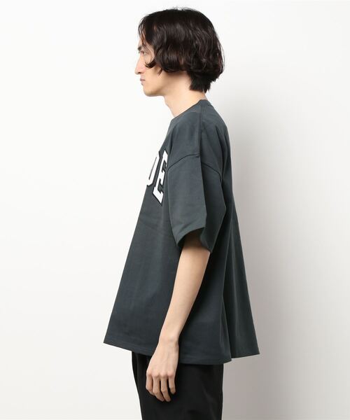 SPINNS(スピンズ)の「【ビッグシルエット】SEASIDEカレッジロゴTシャツ(Tシャツ/カットソー・メンズ・ホワイト/ピンク/グリーン/ダークブルー/スミクロ/オレンジ・ONESIZE)」の7枚目の写真
