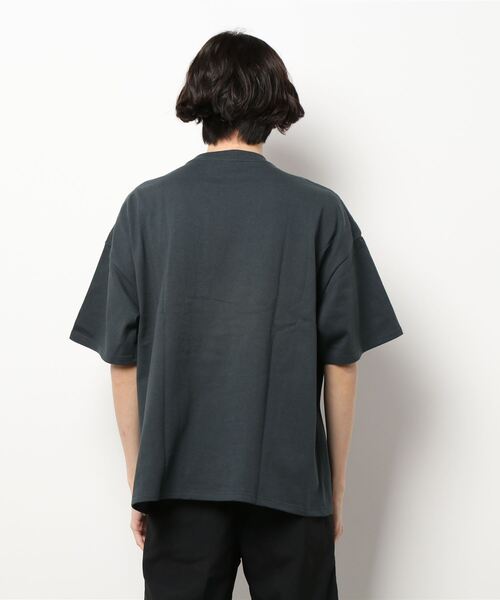 SPINNS(スピンズ)の「【ビッグシルエット】SEASIDEカレッジロゴTシャツ(Tシャツ/カットソー・メンズ・ホワイト/ピンク/グリーン/ダークブルー/スミクロ/オレンジ・ONESIZE)」の8枚目の写真