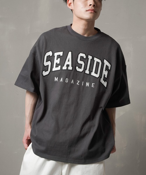 SPINNS(スピンズ)の「【ビッグシルエット】SEASIDEカレッジロゴTシャツ(Tシャツ/カットソー・メンズ・ホワイト/ピンク/グリーン/ダークブルー/スミクロ/オレンジ・ONESIZE)」の2枚目の写真