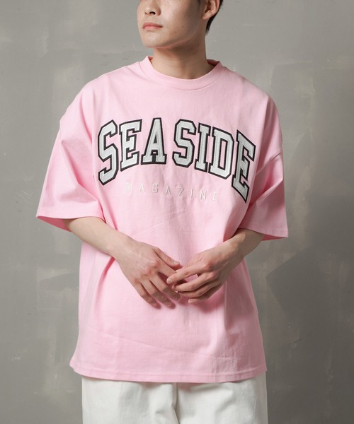 SPINNS(スピンズ)の「【ビッグシルエット】SEASIDEカレッジロゴTシャツ(Tシャツ/カットソー・メンズ・ホワイト/ピンク/グリーン/ダークブルー/スミクロ/オレンジ・ONESIZE)」の5枚目の写真