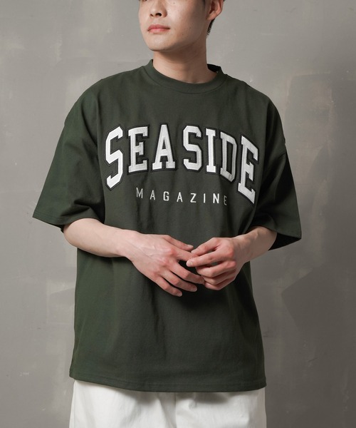 SPINNS(スピンズ)の「【ビッグシルエット】SEASIDEカレッジロゴTシャツ(Tシャツ/カットソー・メンズ・ホワイト/ピンク/グリーン/ダークブルー/スミクロ/オレンジ・ONESIZE)」の3枚目の写真