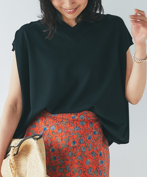 RIVE DROITE(リヴドロワ)の「クールタッチUVVネックワイドニット(ニット/セーター・レディース・ブラック/オフホワイト/グリーン/キャメル・FREE)」の1枚目の写真