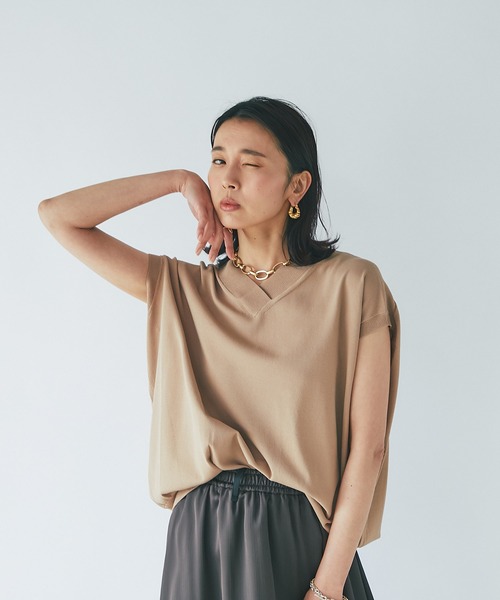 RIVE DROITE(リヴドロワ)の「クールタッチUVVネックワイドニット(ニット/セーター・レディース・ブラック/オフホワイト/グリーン/キャメル・FREE)」の5枚目の写真