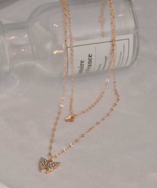 VIBGYOR Women（ヴィブジョー　ウィメン）の「【float】2連 バタフライ チャーム ネックレス（ネックレス・レディース・シルバー/ゴールド/ゴールド系・FREE）」の3枚目の写真