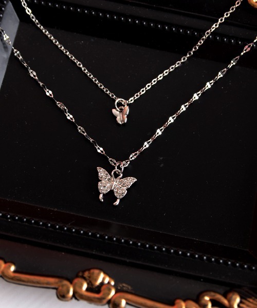 VIBGYOR Women（ヴィブジョー　ウィメン）の「【float】2連 バタフライ チャーム ネックレス（ネックレス・レディース・シルバー/ゴールド/ゴールド系・FREE）」の4枚目の写真