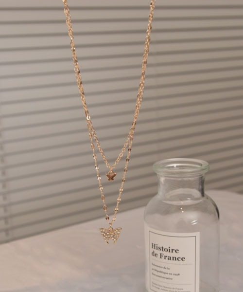 VIBGYOR Women（ヴィブジョー　ウィメン）の「【float】2連 バタフライ チャーム ネックレス（ネックレス・レディース・シルバー/ゴールド/ゴールド系・FREE）」の13枚目の写真