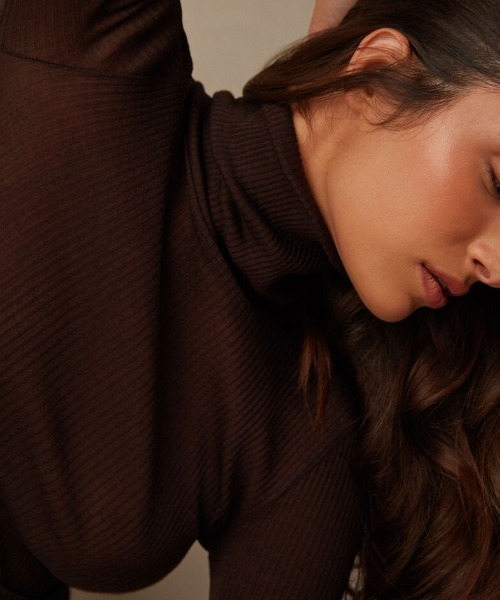Intimissimi(インティミッシミ)の「ウール&シルク長袖ハイネックトップス(ニット/セーター・レディース・ダークウッド/ベージュ/グリーン/パープル/モスグリーン系・S/M/L)」の2枚目の写真