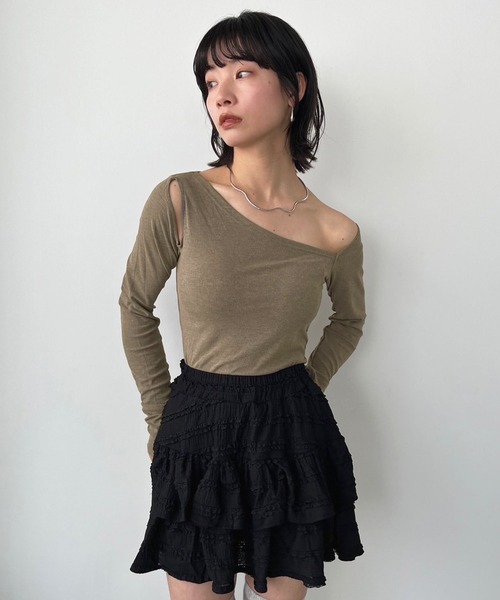 Jewelobe(ジュエローブ)の「アシンメトリーカットアウトトップス(Tシャツ/カットソー・レディース・ブラック/アイボリー/グレー/ブラウン・FREE)」の1枚目の写真