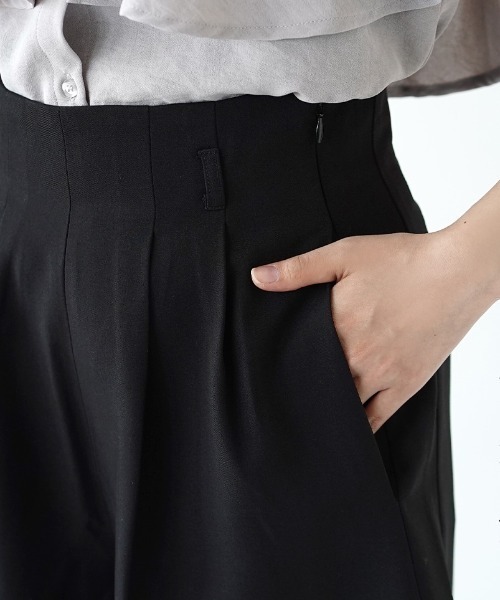 e-zakkamania stores（イーザッカマニアストアーズ）の「ハイウエスト タックショートパンツ（その他パンツ・レディース・グレイッシュベージュ/ブラック・フリー）」の14枚目の写真