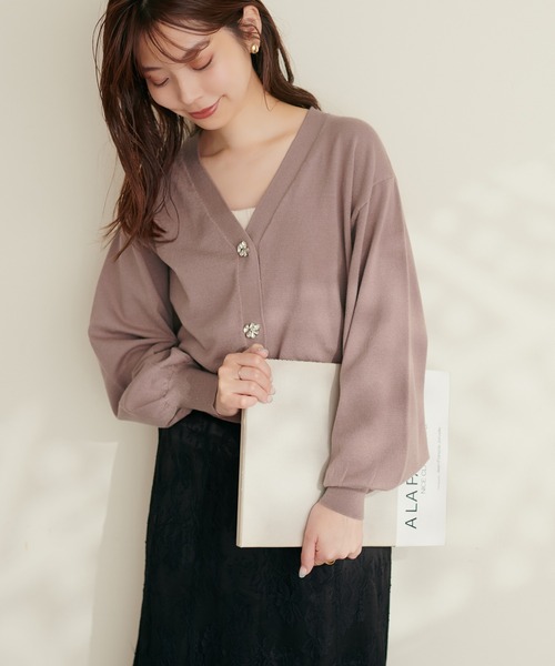 natural couture(ナチュラルクチュール)の「キラキラビジューカーディガン(カーディガン/ボレロ・レディース・グレイッシュベージュ/ブラック/アイボリー/ブルー/モカ・FREE)」の4枚目の写真