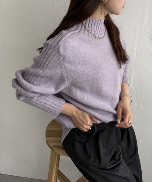 ikka(イッカ)の「ハイネックバックスリットプルオーバー(ニット/セーター・レディース・ネイビー/オフホワイト/ライラック/ブルー/レモンイエロー・M/L/S)」の4枚目の写真