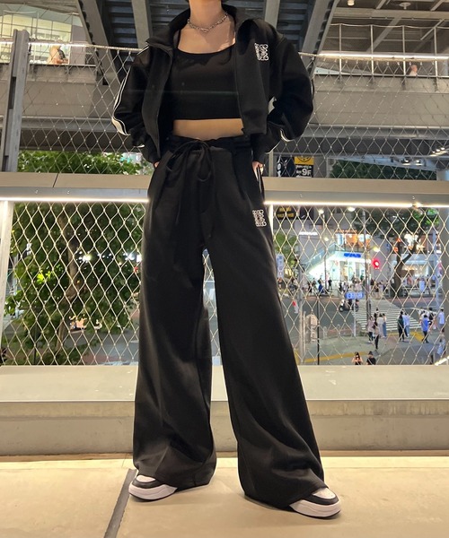 STRAY SHEEP（ストレイシープ）の「[STRAY SHEEP]ロゴ刺繍ワイドトラックパンツ（スウェットパンツ・メンズ・ブラック・MEDIUM/SMALL）」の4枚目の写真