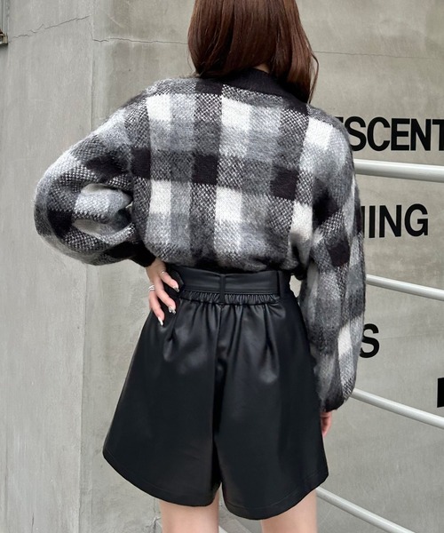 INGNI（イング）の「ショート丈チェック柄シャギーニット（ニット/セーター・レディース・ブラック/ブルー/マスタード・M）」の6枚目の写真