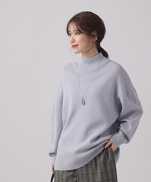 SHOO・LA・RUE(シューラルー)の「◆インしないスタイリングにも とろみ ハイネックニット【ここちイージー/体型カバー】(ニット/セーター・レディース・アイボリー/サンドベージュ/サックスブルー/ブラック/グリーン系・04/03/02)」の5枚目の写真