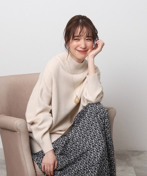 SHOO・LA・RUE(シューラルー)の「◆インしないスタイリングにも とろみ ハイネックニット【ここちイージー/体型カバー】(ニット/セーター・レディース・アイボリー/サンドベージュ/サックスブルー/ブラック/グリーン系・04/03/02)」の2枚目の写真