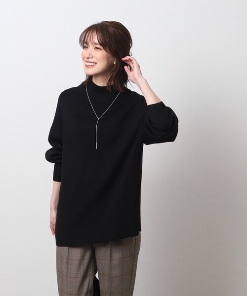 SHOO・LA・RUE(シューラルー)の「◆インしないスタイリングにも とろみ ハイネックニット【ここちイージー/体型カバー】(ニット/セーター・レディース・アイボリー/サンドベージュ/サックスブルー/ブラック/グリーン系・04/03/02)」の3枚目の写真