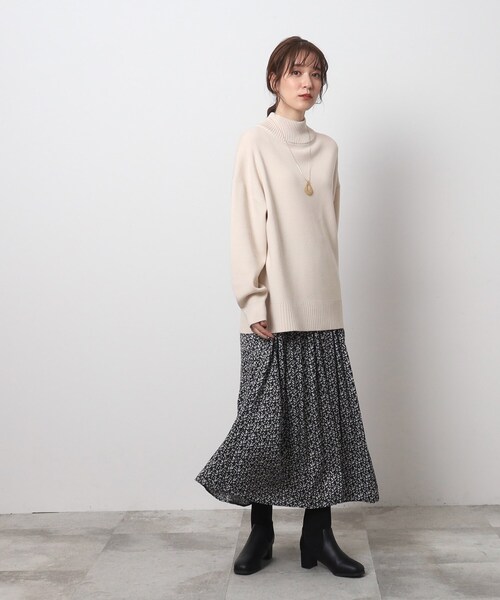 SHOO・LA・RUE(シューラルー)の「◆インしないスタイリングにも とろみ ハイネックニット【ここちイージー/体型カバー】(ニット/セーター・レディース・アイボリー/サンドベージュ/サックスブルー/ブラック/グリーン系・04/03/02)」の12枚目の写真