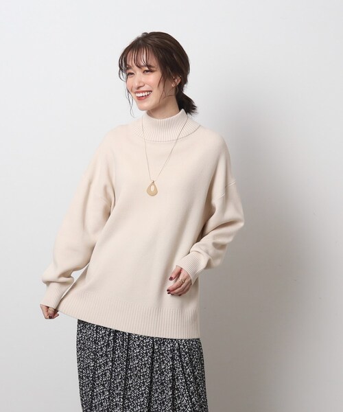 SHOO・LA・RUE(シューラルー)の「◆インしないスタイリングにも とろみ ハイネックニット【ここちイージー/体型カバー】(ニット/セーター・レディース・アイボリー/サンドベージュ/サックスブルー/ブラック/グリーン系・04/03/02)」の13枚目の写真