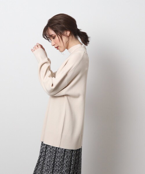 SHOO・LA・RUE(シューラルー)の「◆インしないスタイリングにも とろみ ハイネックニット【ここちイージー/体型カバー】(ニット/セーター・レディース・アイボリー/サンドベージュ/サックスブルー/ブラック/グリーン系・04/03/02)」の14枚目の写真