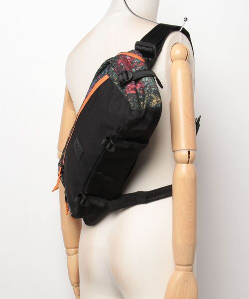 CHROME（クローム）の「［ CHROME / クローム ］KADET SLING BAG STUDIO BLACK / カデット スリング バッグ スタジオ ブラック 耐水 9L ボディバッグ iPad収納（ボディバッグ/ウエストポーチ・メンズ・ブラックミックス・FREE）」の8枚目の写真