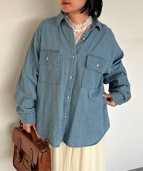 kutir(クティール)の「【M,L2サイズ展開】ダブルポケットデニムシャツ(シャツ/ブラウス・レディース・ライトインディゴブルー/ブラック/ライトブルー・MEDIUM/LARGE)」の2枚目の写真