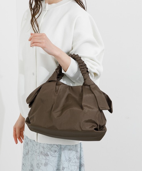 KATHARINE ROSS（キャサリンロス）の「【KATHARINE ROSS】タックナイロンバッグ（トートバッグ・レディース・イエロー/ミント/グレイッシュベージュ・MEDIUM）」の2枚目の写真