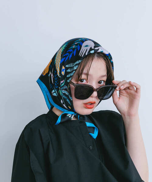 KBF（ケイビーエフ）の「アートプリントスカーフ（バンダナ/スカーフ・レディース・ブルー系その他/レッド系その他・ONE）」の2枚目の写真