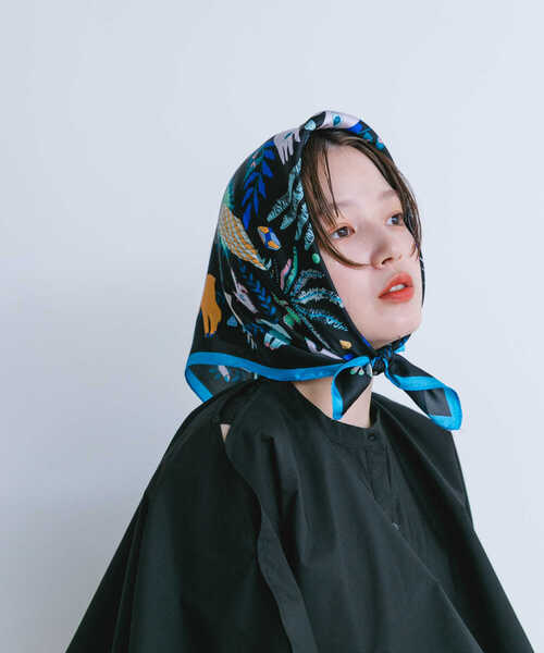 KBF（ケイビーエフ）の「アートプリントスカーフ（バンダナ/スカーフ・レディース・ブルー系その他/レッド系その他・ONE）」の4枚目の写真