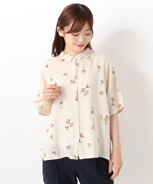 one'sterrace(ワンズテラス)の「花柄クロスステッチ刺繍 前開きブラウス(シャツ/ブラウス・レディース・アイボリー系8/サックスブルー系8・02)」の1枚目の写真