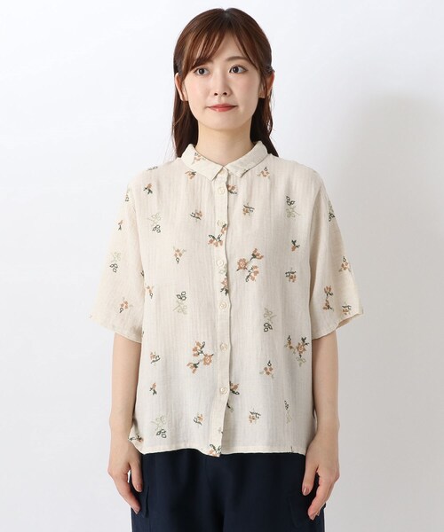 one'sterrace(ワンズテラス)の「花柄クロスステッチ刺繍 前開きブラウス(シャツ/ブラウス・レディース・アイボリー系8/サックスブルー系8・02)」の3枚目の写真