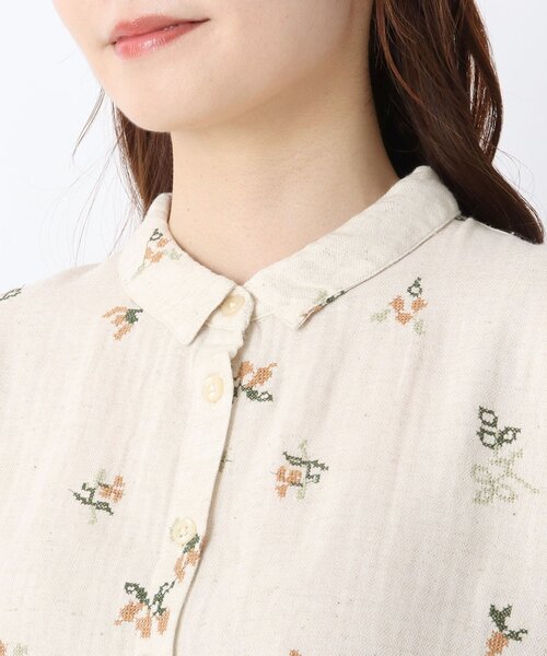 one'sterrace(ワンズテラス)の「花柄クロスステッチ刺繍 前開きブラウス(シャツ/ブラウス・レディース・アイボリー系8/サックスブルー系8・02)」の6枚目の写真
