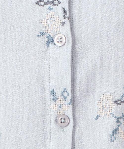one'sterrace(ワンズテラス)の「花柄クロスステッチ刺繍 前開きブラウス(シャツ/ブラウス・レディース・アイボリー系8/サックスブルー系8・02)」の10枚目の写真