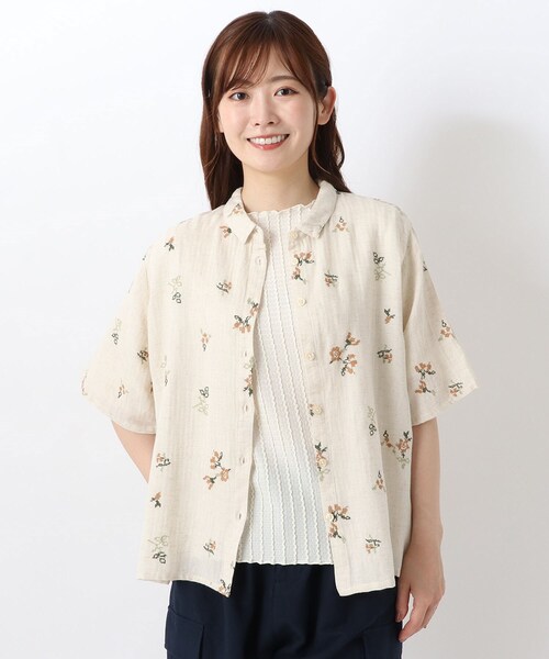 one'sterrace(ワンズテラス)の「花柄クロスステッチ刺繍 前開きブラウス(シャツ/ブラウス・レディース・アイボリー系8/サックスブルー系8・02)」の13枚目の写真