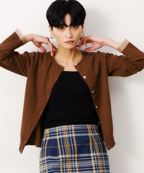 OPAQUE.CLIP（オペークドットクリップ）の「◆UV ネックシアークルーニットカーディガン【洗濯機洗い可】（カーディガン/ボレロ・レディース・ダークブラウン/ブラック/ブルー・40/42/38）」の2枚目の写真