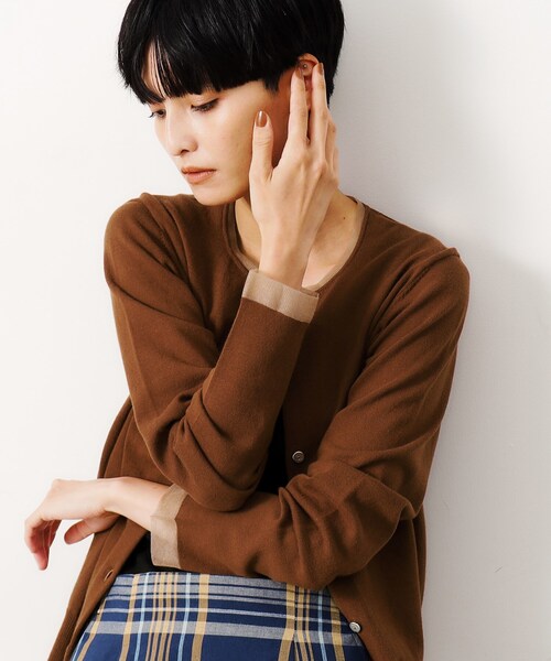 OPAQUE.CLIP（オペークドットクリップ）の「◆UV ネックシアークルーニットカーディガン【洗濯機洗い可】（カーディガン/ボレロ・レディース・ダークブラウン/ブラック/ブルー・40/42/38）」の4枚目の写真