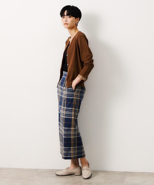 OPAQUE.CLIP（オペークドットクリップ）の「◆UV ネックシアークルーニットカーディガン【洗濯機洗い可】（カーディガン/ボレロ・レディース・ダークブラウン/ブラック/ブルー・40/42/38）」の6枚目の写真