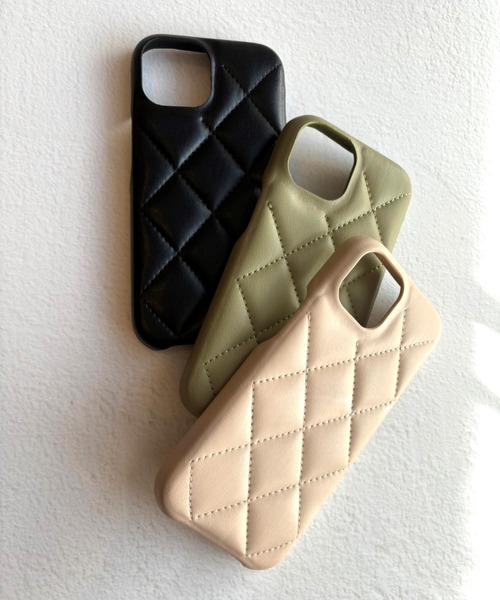 lit.Cy(リットシー)の「合成皮革 キルティング スマホケース iPhoneケース(スマホケース/カバー・レディース・ブラック/レッド/ベージュ/カーキ・iPhone 12/12 Pro/iPhone 13/14/iPhone 13 Pro/iPhone 14 Pro/iPhone 15 Pro/iPhone 15/iPhone 16/iPhone 16 Pro)」の1枚目の写真