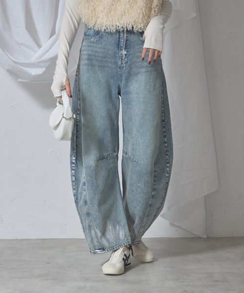 each（イーチ）の「箔ペイントカーブデニム（デニムパンツ・レディース・ライトブルー/ブラック・FREE）」の2枚目の写真