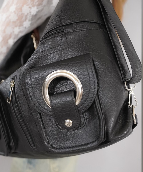 SPINNS（スピンズ）の「【2WAY】2ポケット合皮ショルダーバッグ/リュック（ショルダーバッグ・レディース・ホワイト/ブラック・ONESIZE）」の17枚目の写真