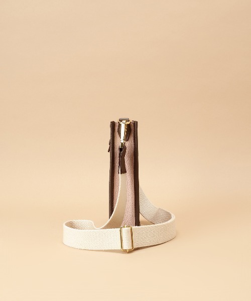 Samantha Thavasa(サマンサタバサ)の「パンチングデザイン スクエアショルダーバッグ(ショルダーバッグ・レディース・ピンクベージュ・FREE)」の2枚目の写真