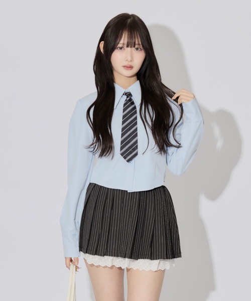 ALLuRing ChaRm(アリュリングチャーム)の「short shirt & Tie Set / ショート丈シャツ&ネクタイ 2点セット(シャツ/ブラウス・レディース・ホワイト/ブルー・FREE)」の1枚目の写真