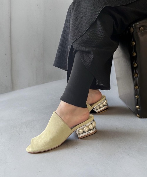 Jeffrey Campbell(ジェフリーキャンベル)の「スエードパールヒールサンダル(サンダル・レディース・グレイッシュベージュ/ターコイズブルー/ワイン/ブラック/イエロー・36/37/38/35/39)」の2枚目の写真