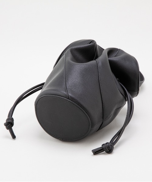 LE VERNIS（ル・ベルニ）の「LE VERNIS(ル・ベルニ)Flare drawstring bag（ハンドバッグ・レディース・ブラック/ライトグレー・FREE）」の11枚目の写真